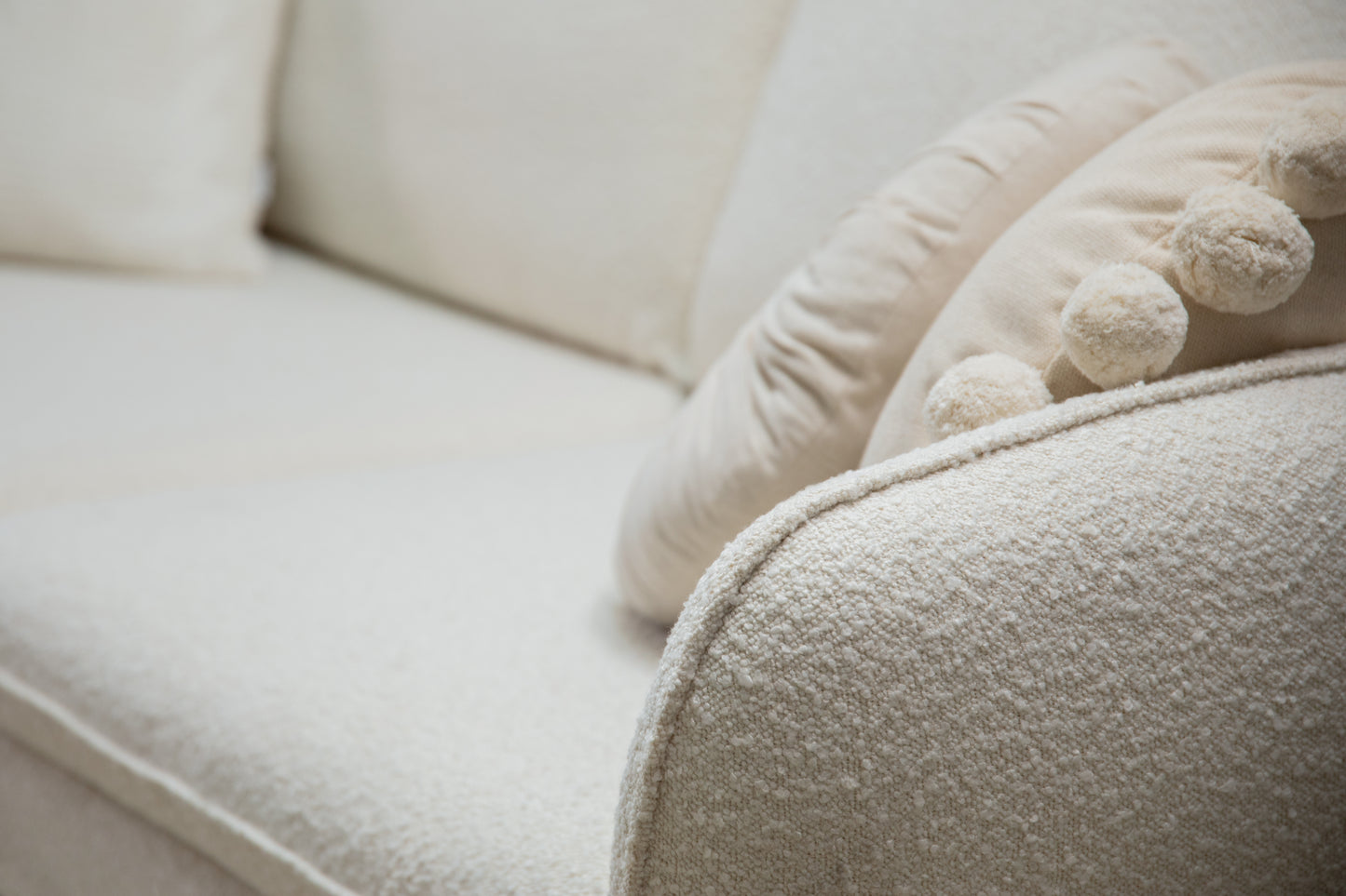 Atzveltnes krēsls Cosmopolitan Design Vienna bukle 97x94x95 cm melns - N1 Home