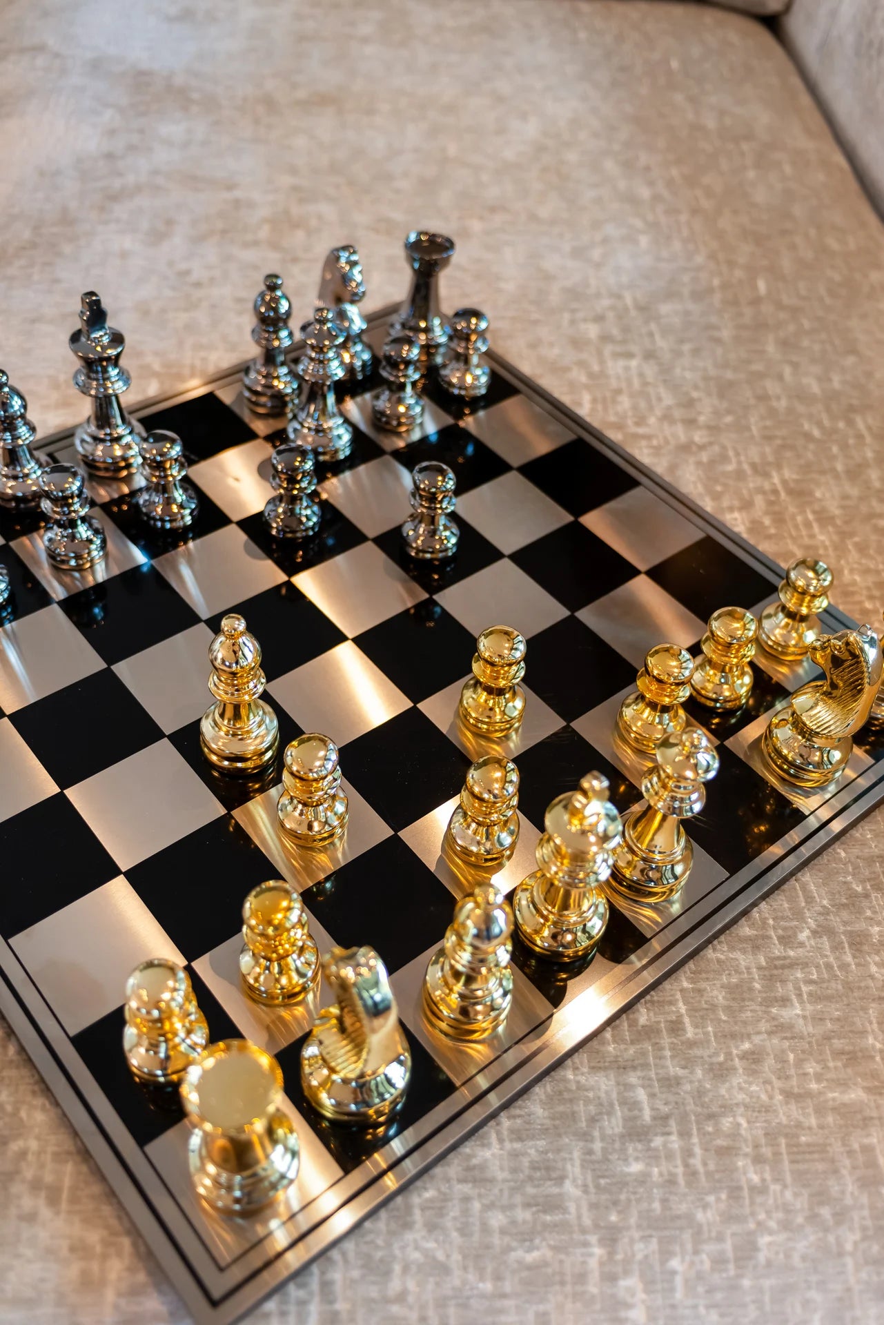 Dekoratīvs priekšmets Richmond Interiors Šaha galdiņš Saray 16/60/60 cm melns/zelts - N1 Home