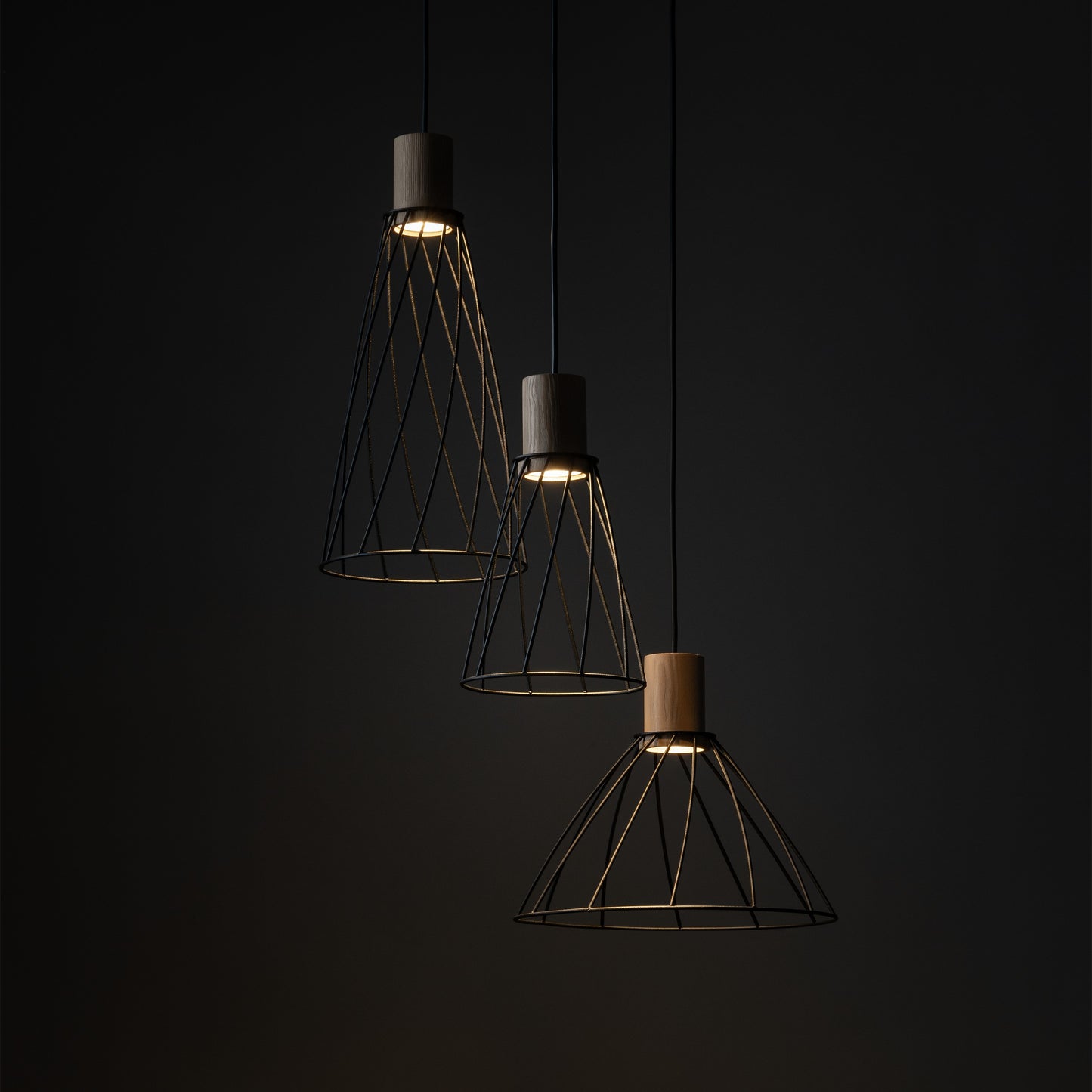 Piekaramā lampa Modest 500 × 500 × 1200 mm melns/priede - N1 Home