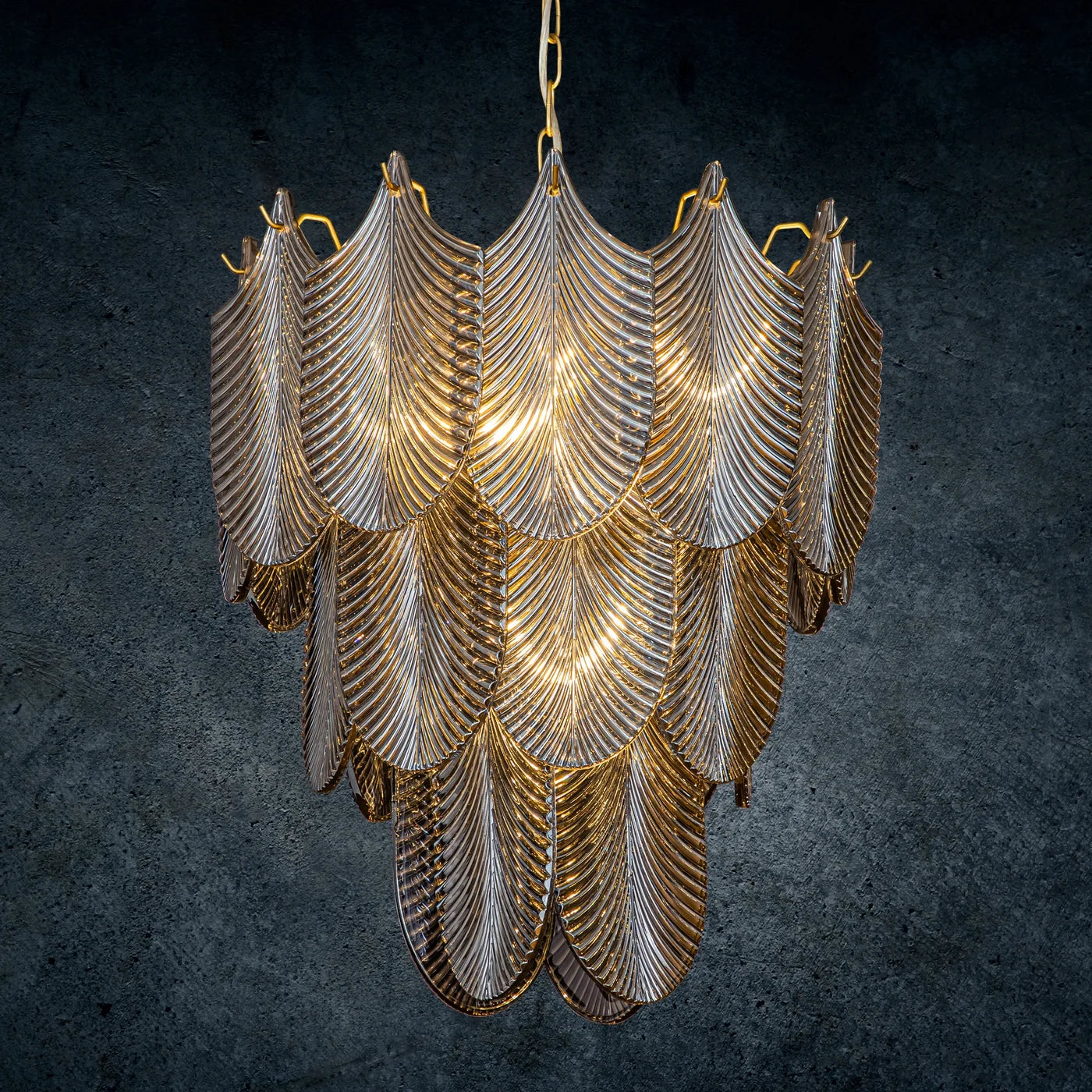 Lustra Mel ar stikla piekariņiem kūpināta stikla lapu veidā, 50 x 150 cm, grafīts, zelts - N1 Home