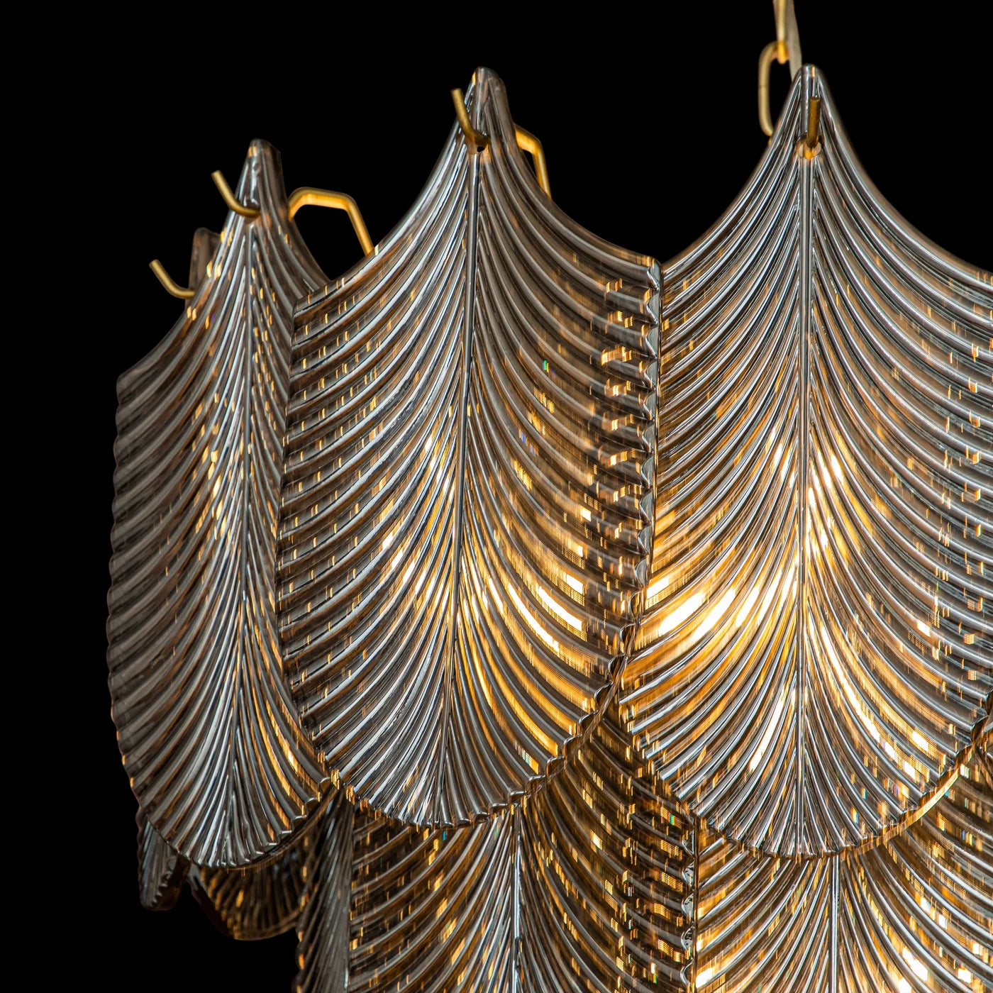 Lustra Mel ar stikla piekariņiem kūpināta stikla lapu veidā, 50 x 150 cm, grafīts, zelts - N1 Home