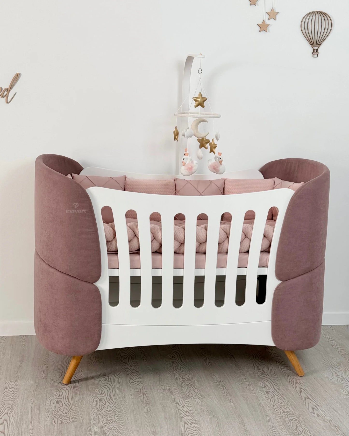 Ovāla bērnu gultiņa Transformers Fly Bed Velvet 145/104/66 cm rozā krāsa - N1 Home