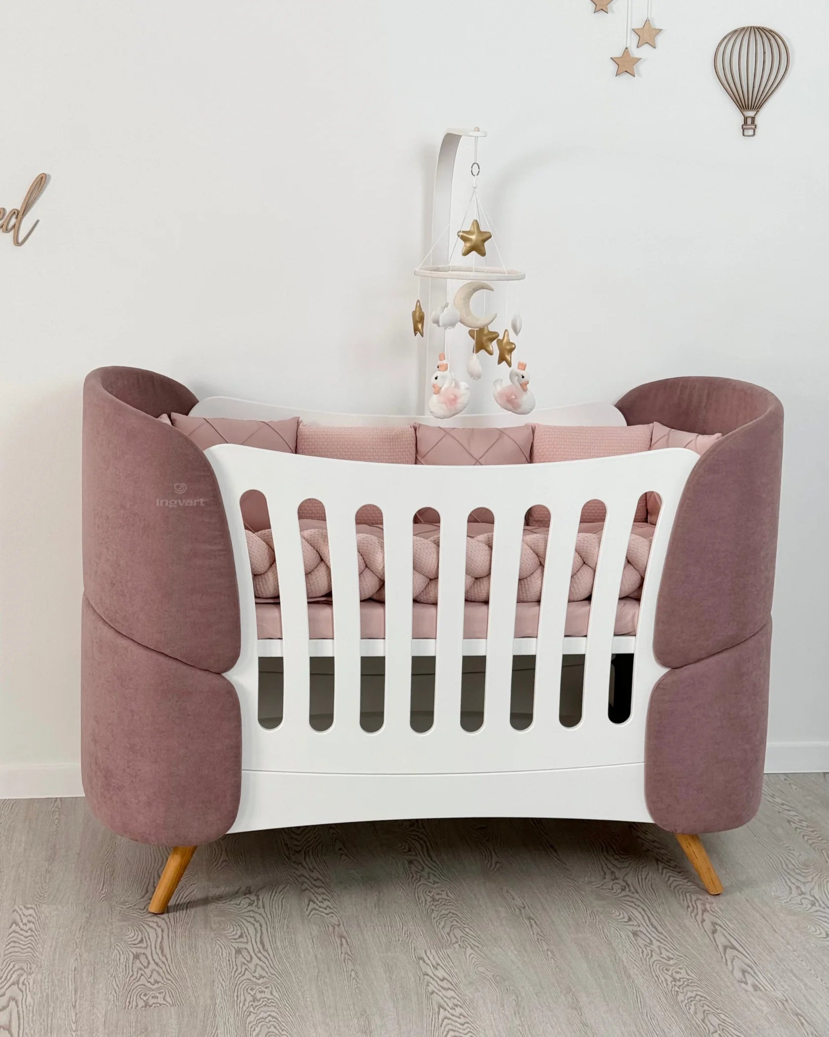 Ovāla bērnu gultiņa Transformers Fly Bed Velvet 145/104/66 cm rozā krāsa - N1 Home