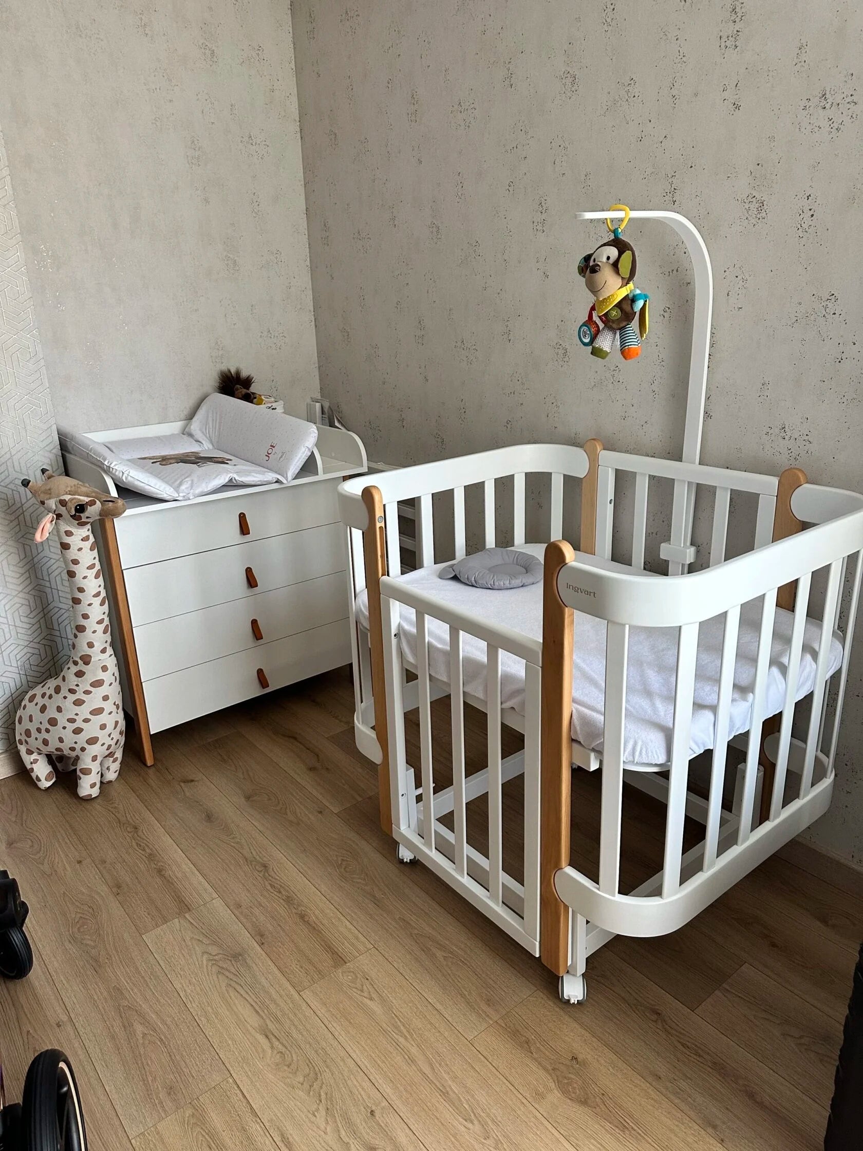 Ingvart Kumode ar Pārtinamo Galdiņu Scandi 82/80/50 cm White+Grey - N1 Home