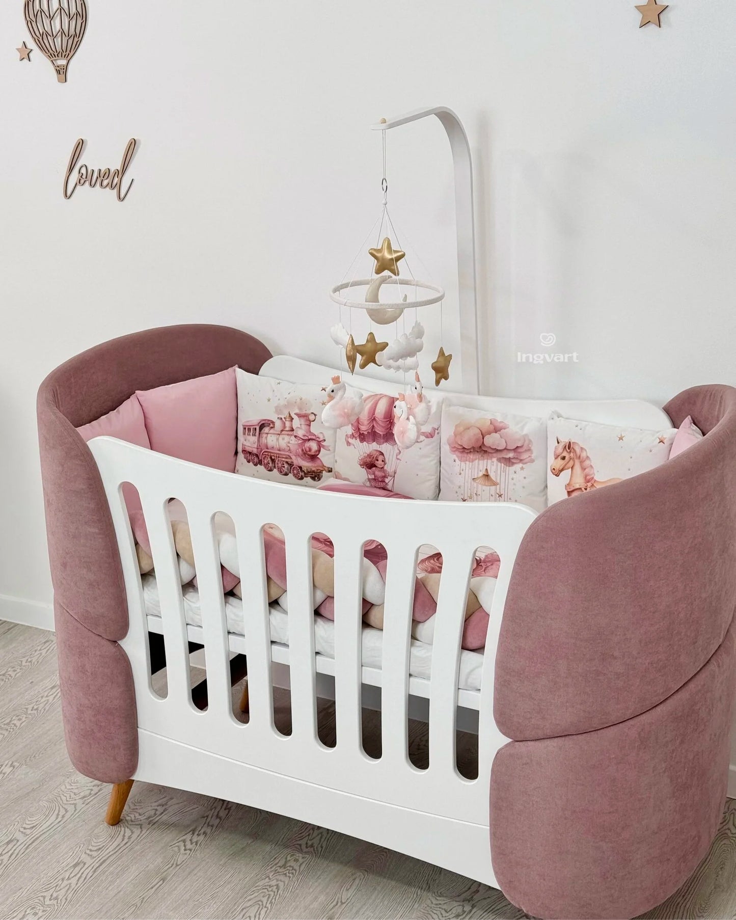 Ovāla bērnu gultiņa Transformers Fly Bed Velvet 145/104/66 cm rozā krāsa - N1 Home