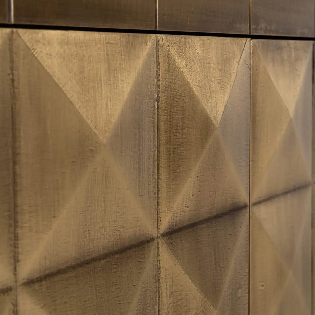 Kumode Collada 3-durvju Richmond Interiors 77/180/45 cm birstēts zelts - N1 Home