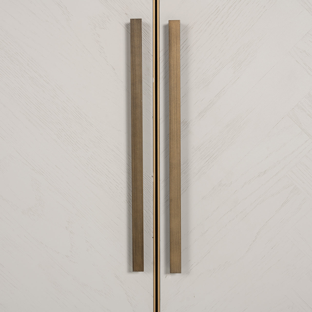 Kumode Whitebone misiņa 4 durvis  Richmond Interiors 91/225/47 cm Verona pelēks - N1 Home