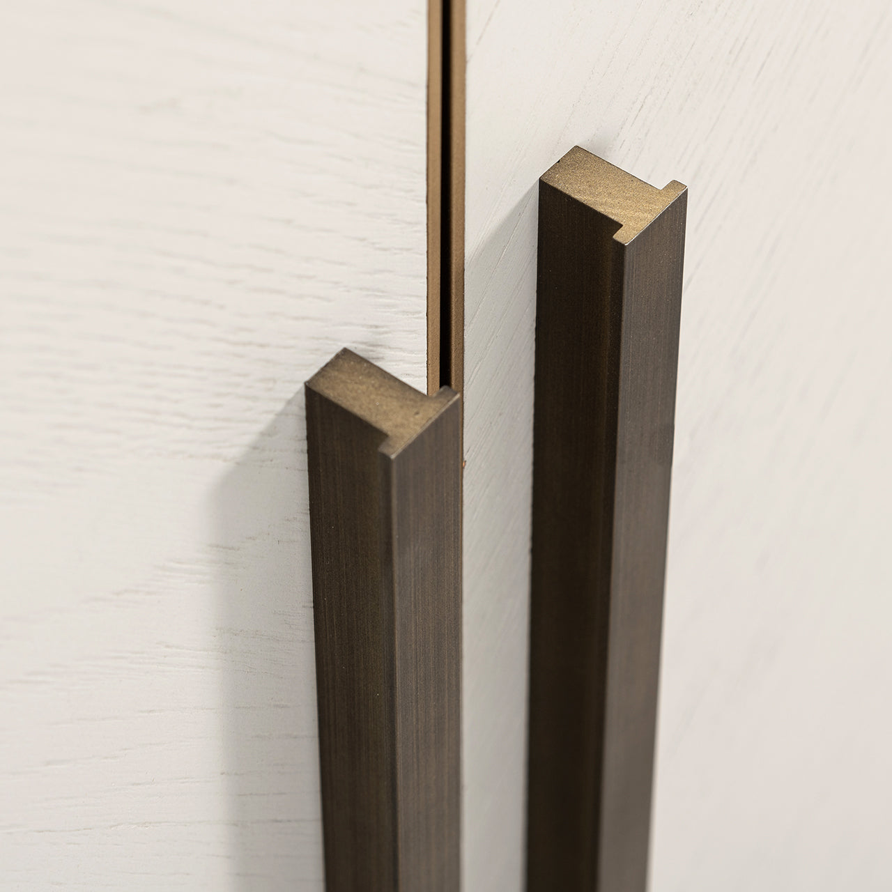 Kumode Whitebone misiņa 4 durvis  Richmond Interiors 91/225/47 cm Verona pelēks - N1 Home