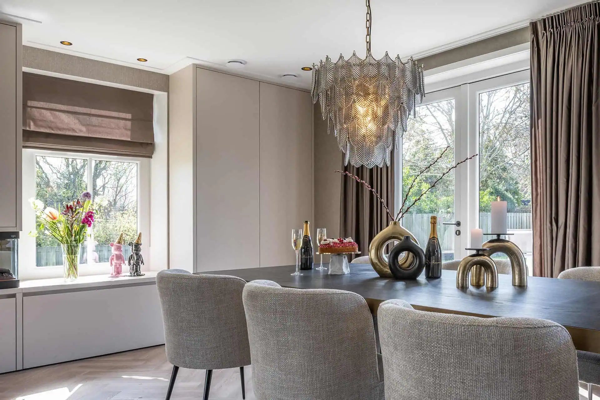 Vāze Richmond Interiors Felice 22/19/7 cm melns - N1 Home