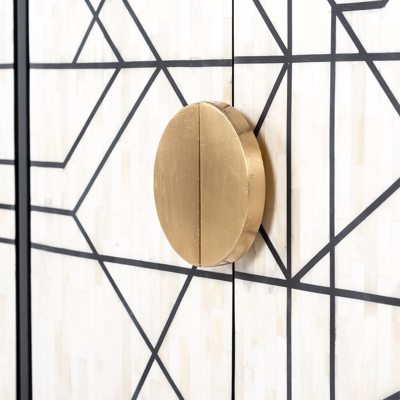 Kumode Novas 4-durvju Richmond Interiors 80/150/40 cm melns/balts - N1 Home