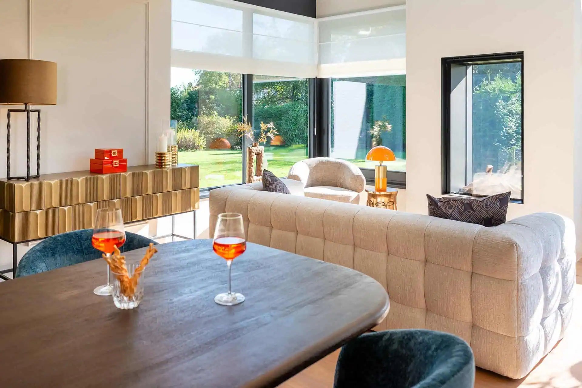 Kumode Jaxx 2 durvis 2 atvilktnes Richmond Interiors 81/160/40 cm melns/zelts - N1 Home