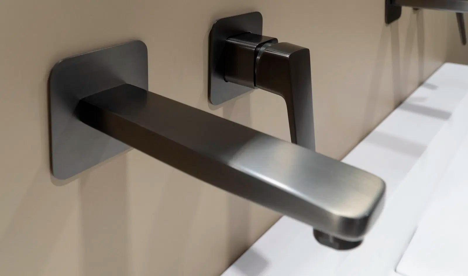 Mikseris izlietnei Blu, slēpta montāža, 20 cm, titāns - N1 Home