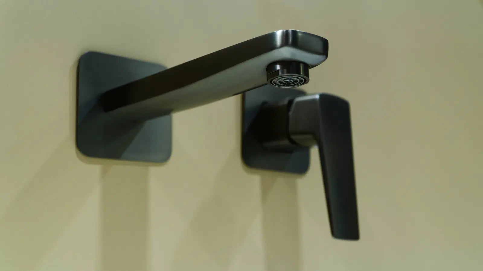 Mikseris izlietnei Blu, slēpta montāža, 20 cm, titāns - N1 Home