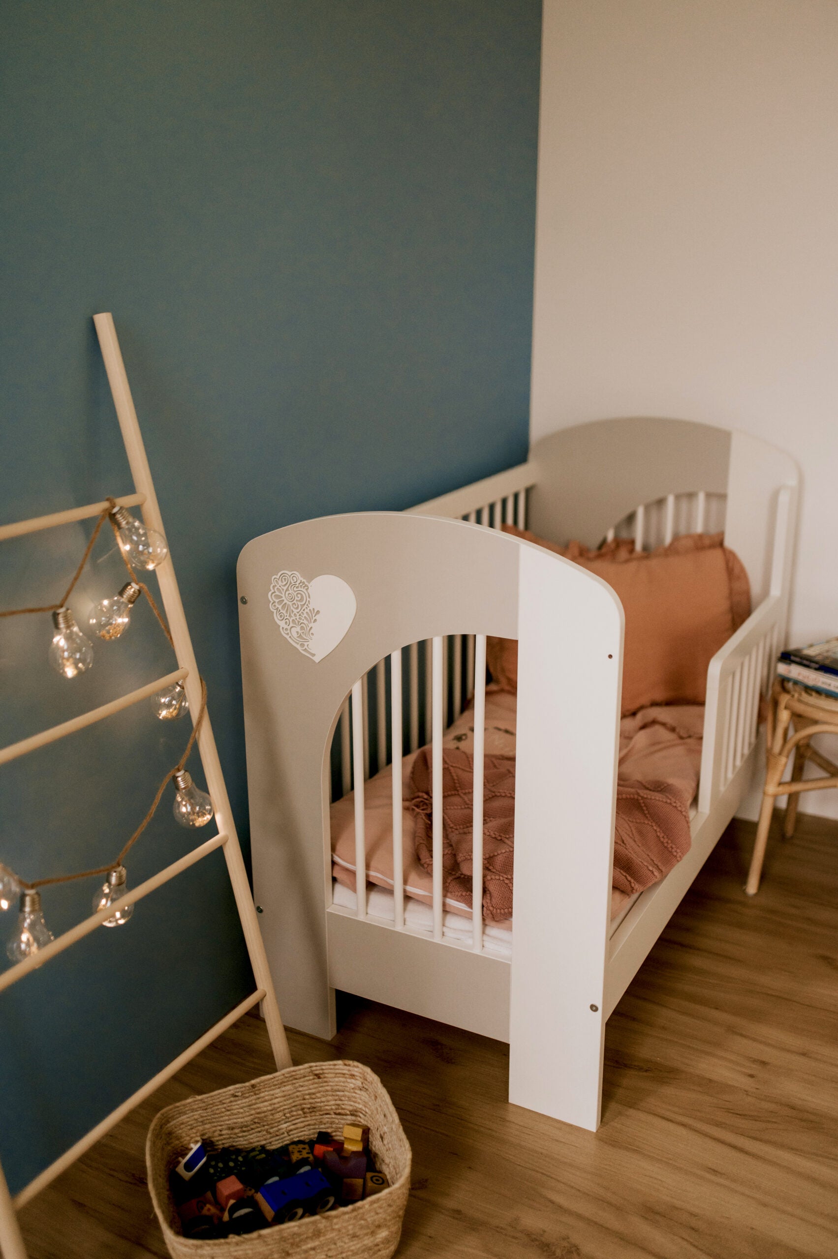 Gulta BAILY 125 /99 /66 cm balts/pelēks - N1 Home