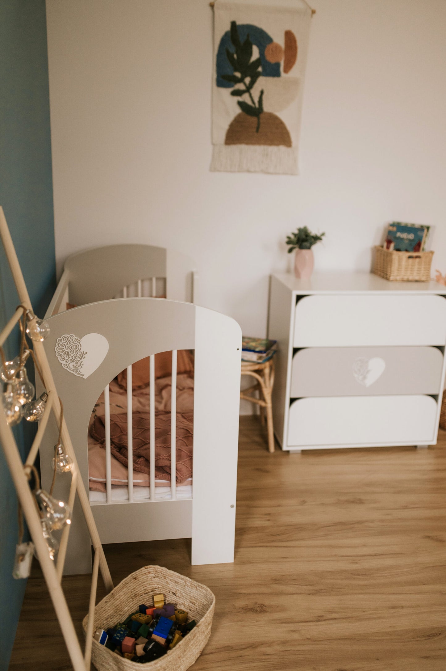 Kumode BAILY 80/ 83 /45 cm balts/pelēks - N1 Home