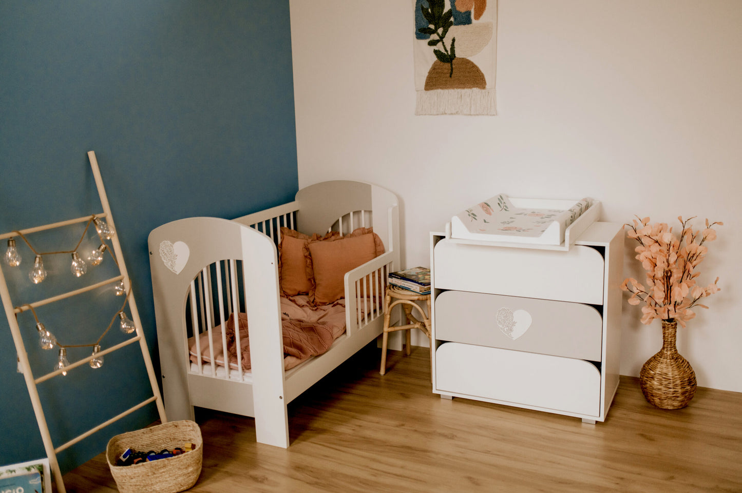 Kumode BAILY 80/ 83 /45 cm balts/pelēks - N1 Home