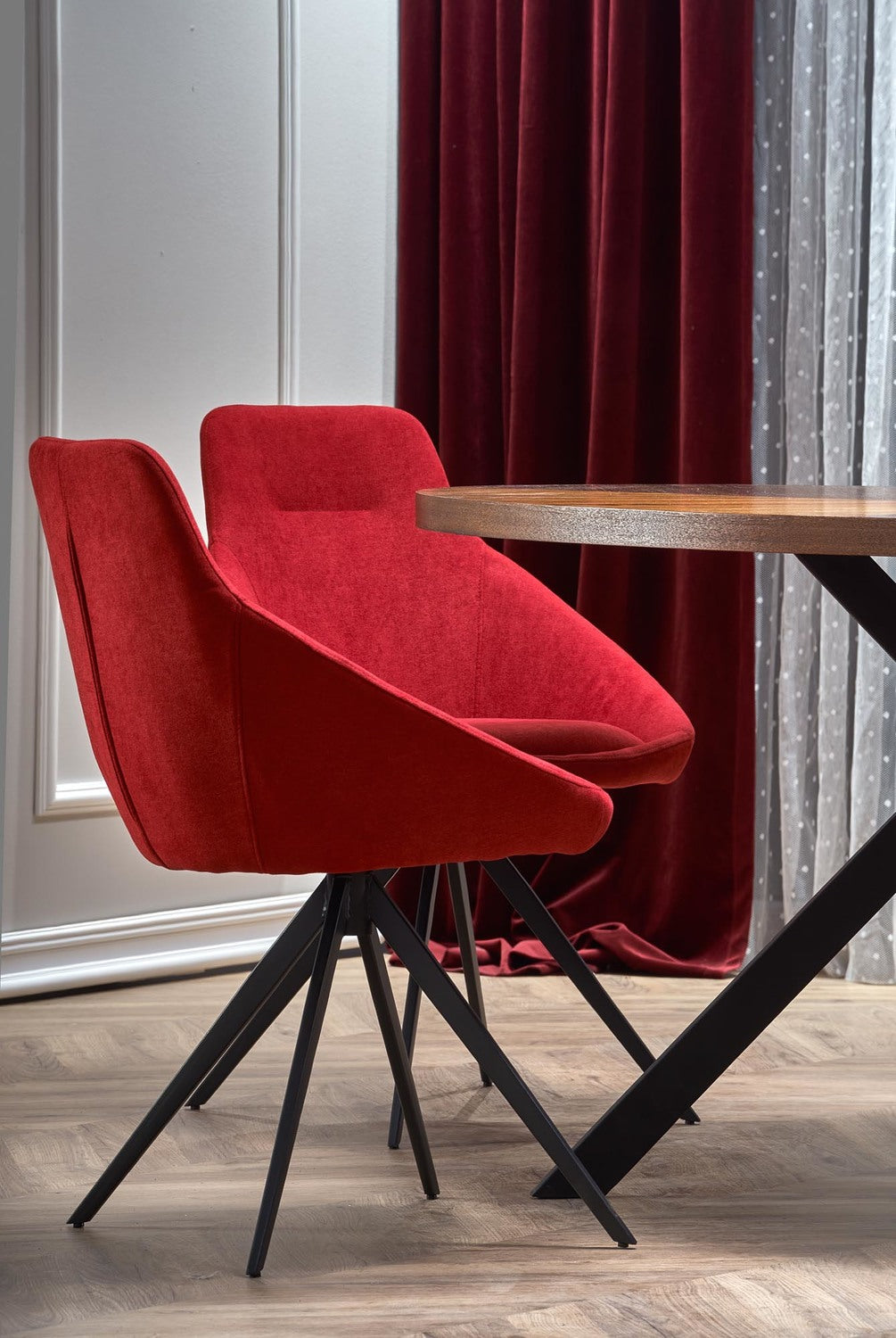 LC galds, augsts - valriekksts, kāja - melna