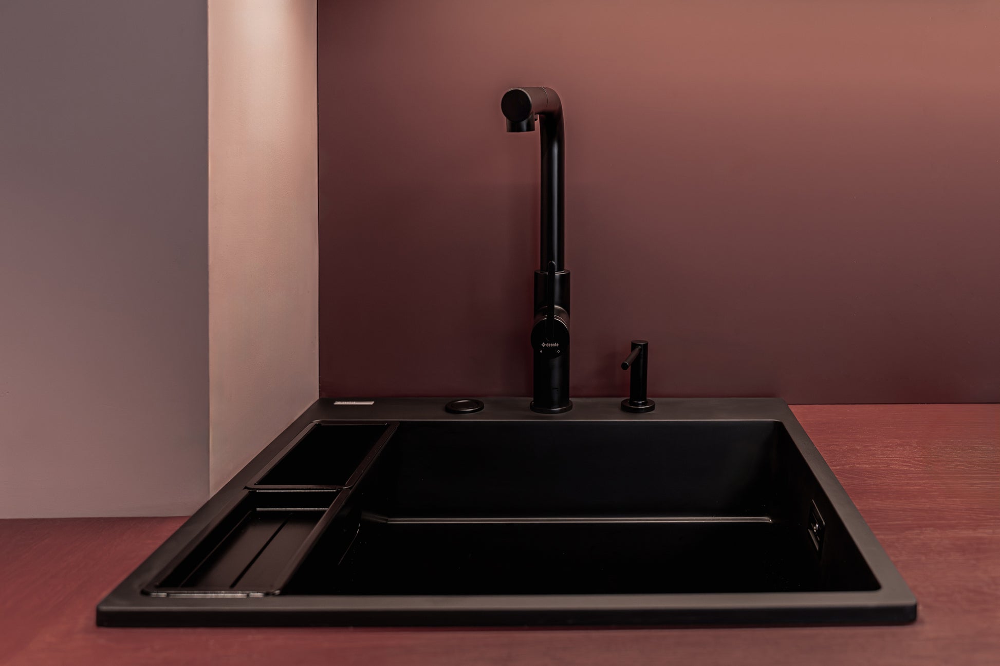 Virtuves jaucējkrāns ar izvelkamu snīpi MOMI 34,8 cm nero - N1 Home