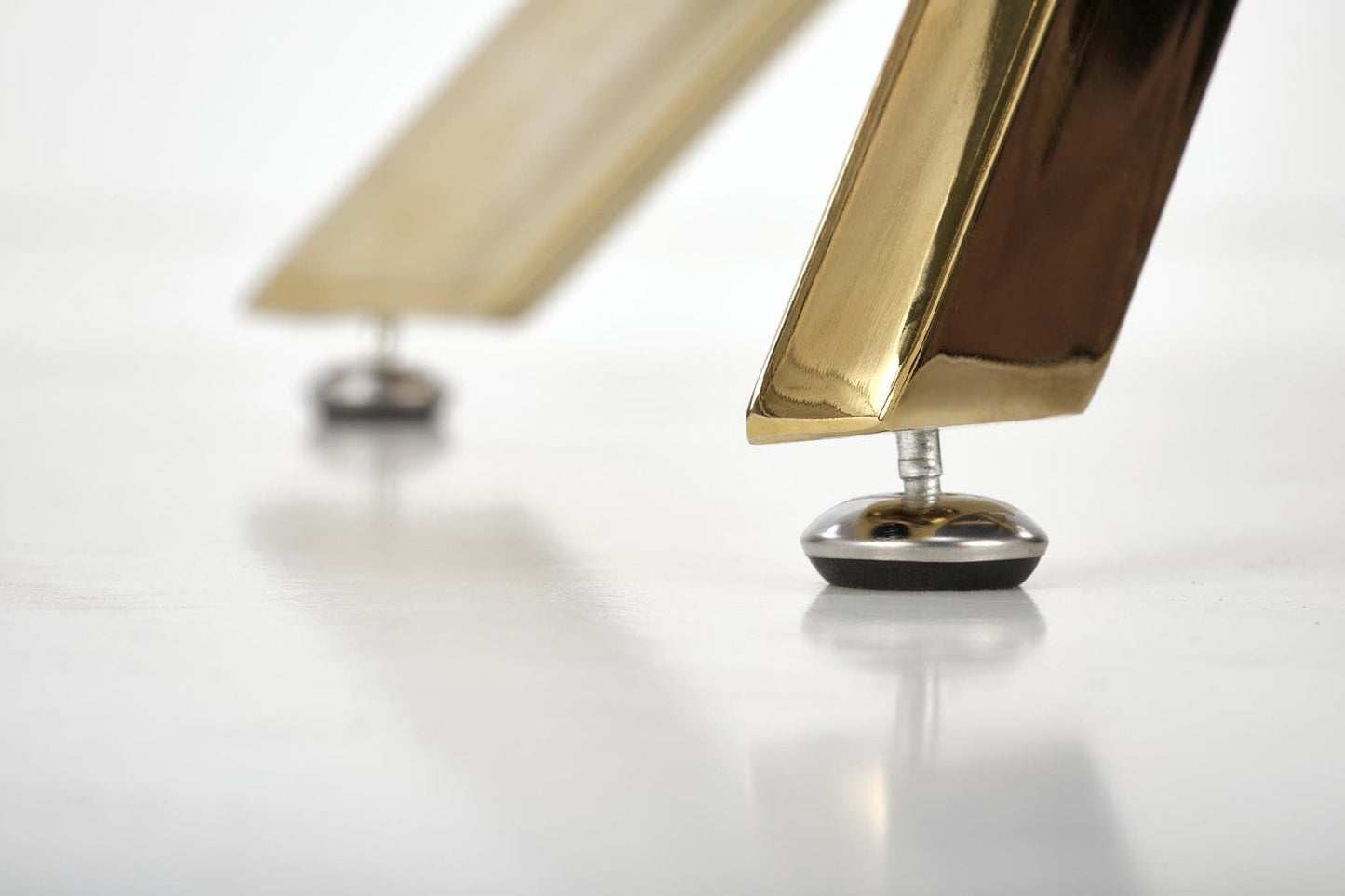 RM 2 galds, augsts - balts marmors, kājas - zelts