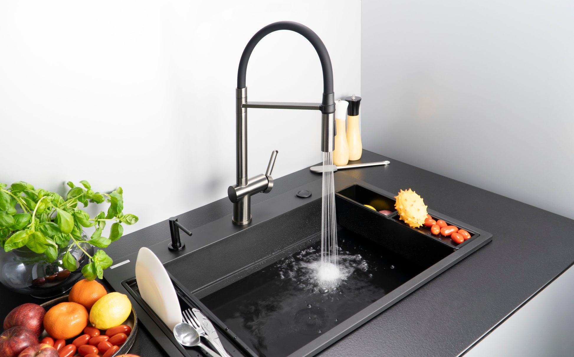 Virtuves jaucējkrāns ar elastīgu izteku - 2 veidu strūklas Magnetic 533 mm titanium - N1 Home