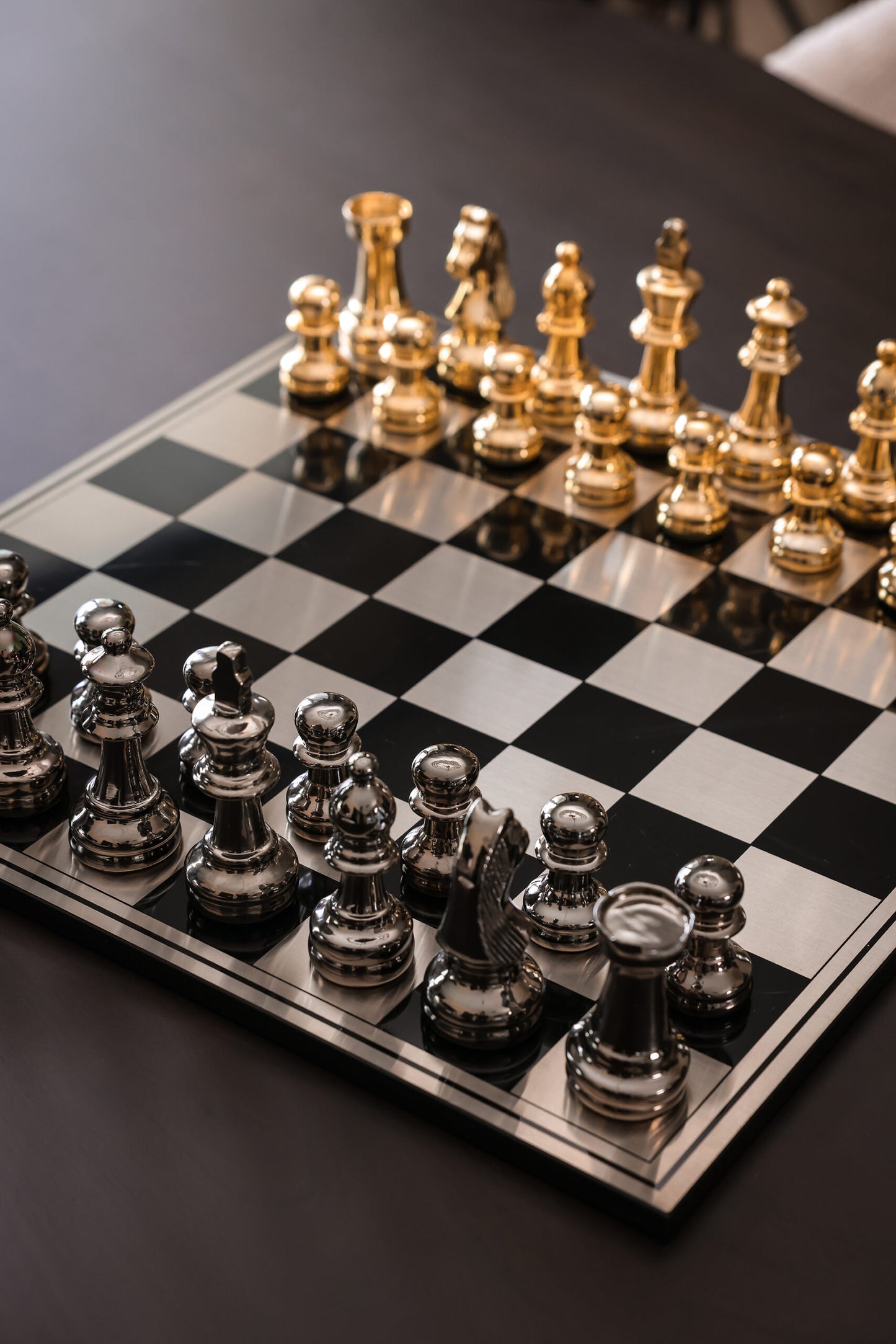 Dekoratīvs priekšmets Richmond Interiors Šaha galdiņš Saray 16/60/60 cm melns/zelts - N1 Home