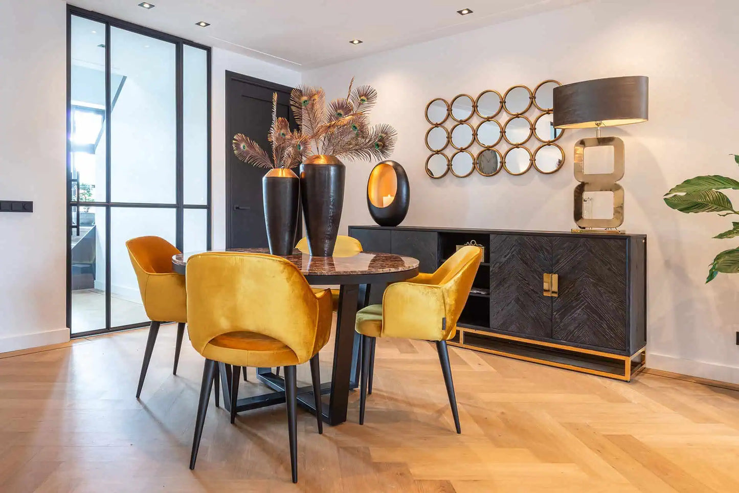 Kumode Blackbone zelta krāsā ar 4 durvīm Richmond Interiors 90/225/45 cm melna rustikāla - N1 Home