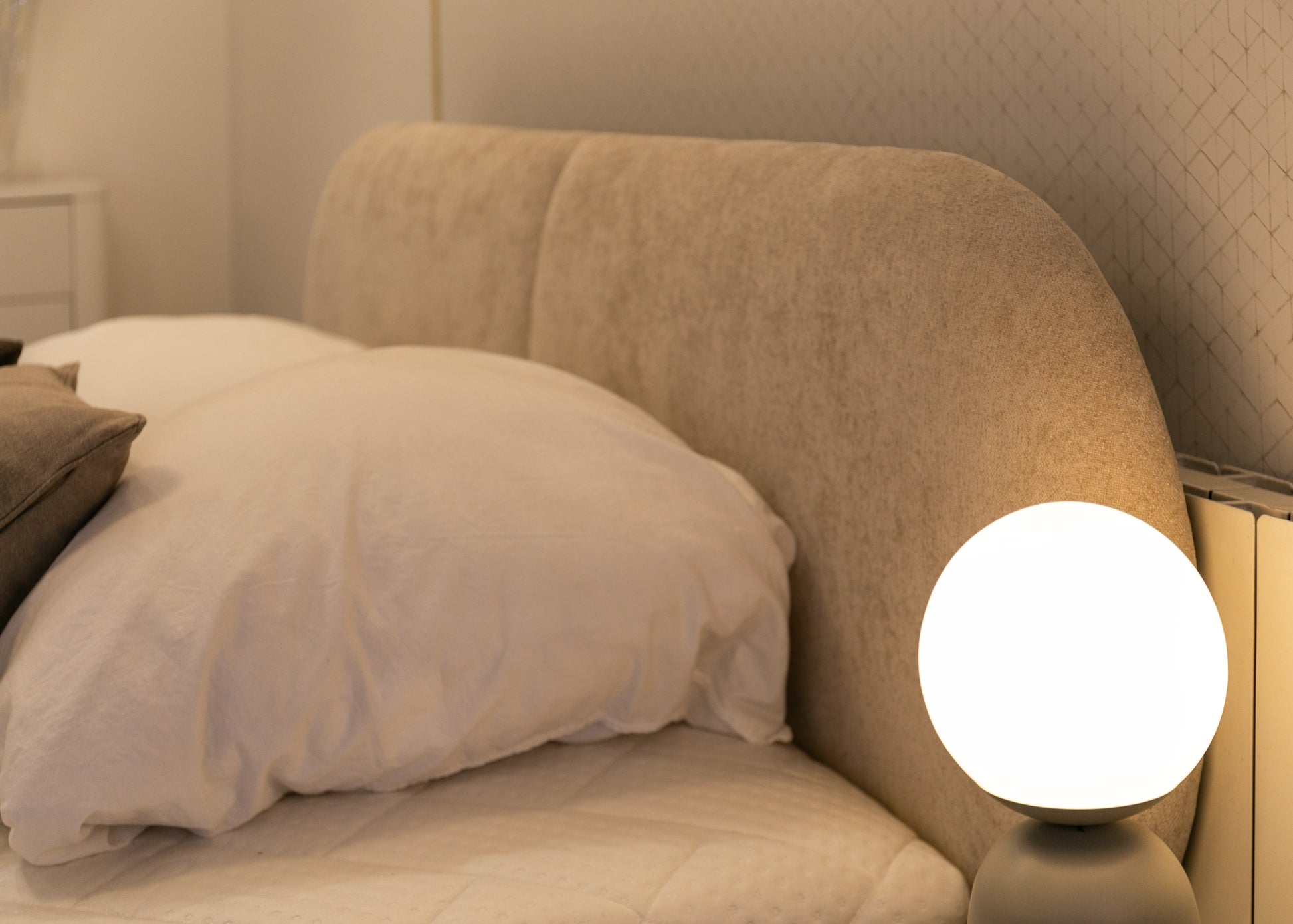 Gulta Valeo 140/160/180x 200 cm Melody 13 (Agmamito), zelta kājas - N1 Home