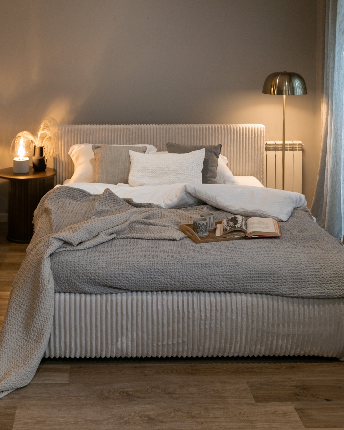 CLIO Mīkstā gulta 140/160/180x200 cm ar glabātuvi, metāla rāmis, krēmkrāsas velvets - N1 Home