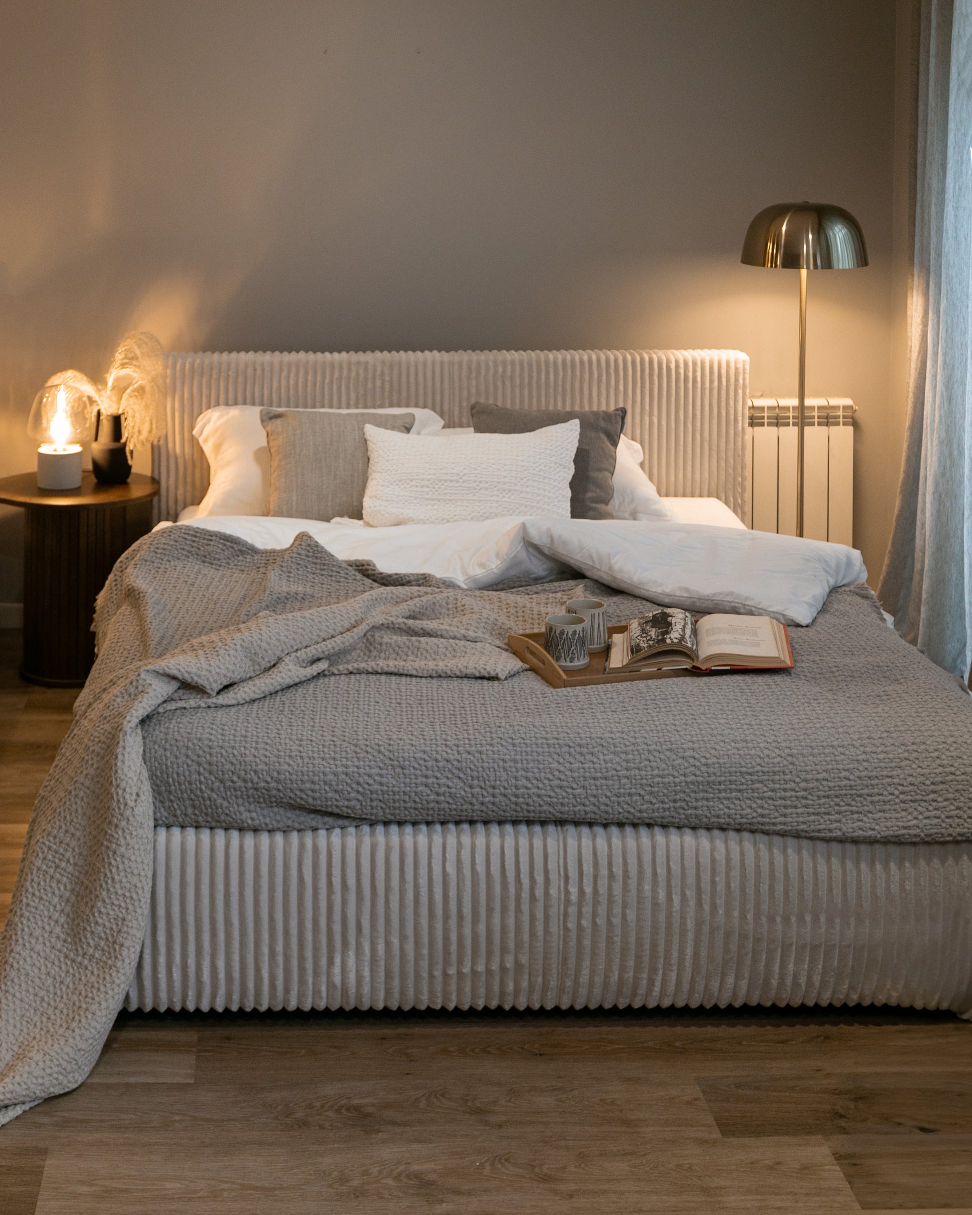 CLIO Mīkstā gulta 140/160/180x200 cm ar glabātuvi, metāla rāmis, krēmkrāsas velvets - N1 Home