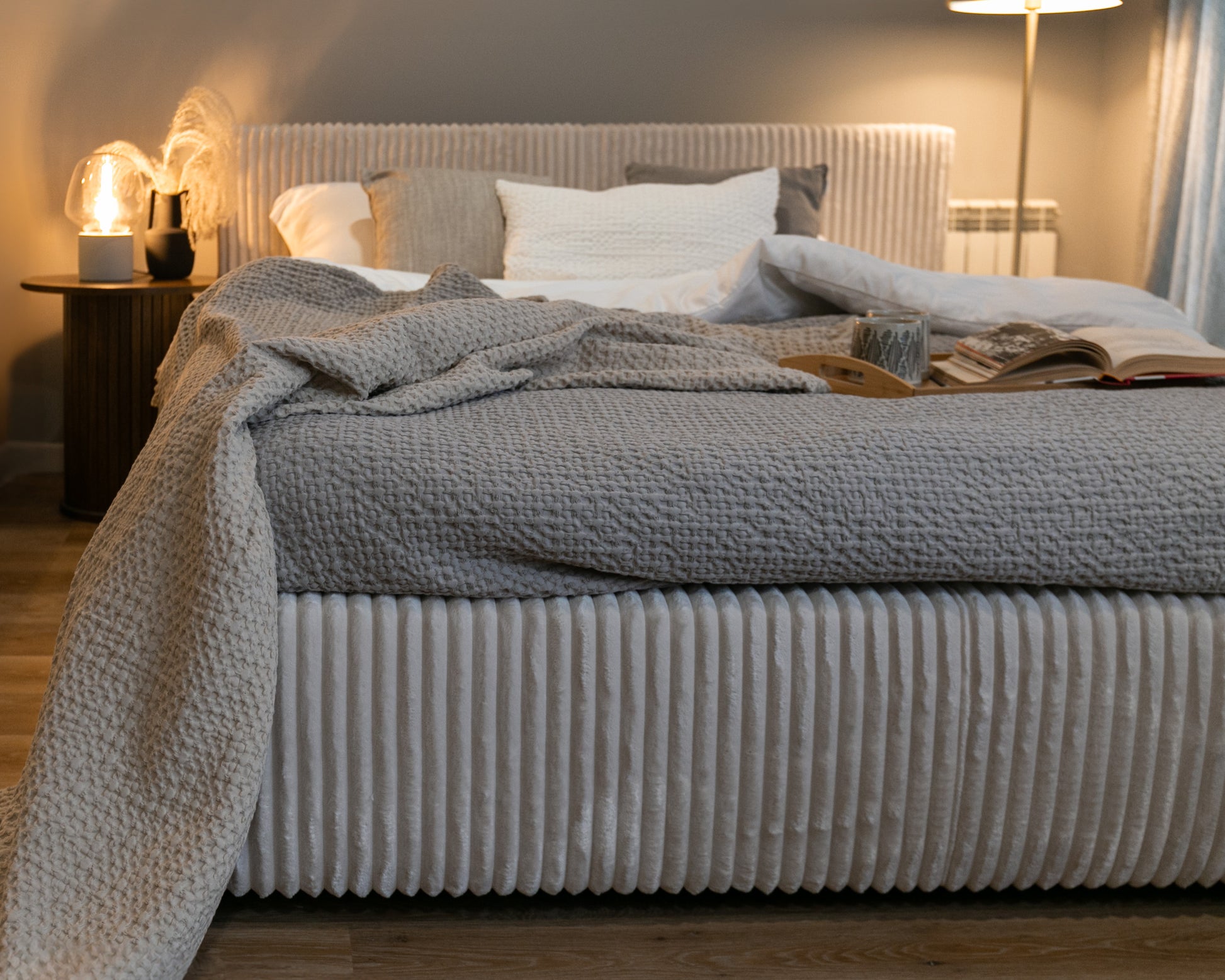 CLIO Mīkstā gulta 140/160/180x200 cm ar glabātuvi, metāla rāmis, krēmkrāsas velvets - N1 Home