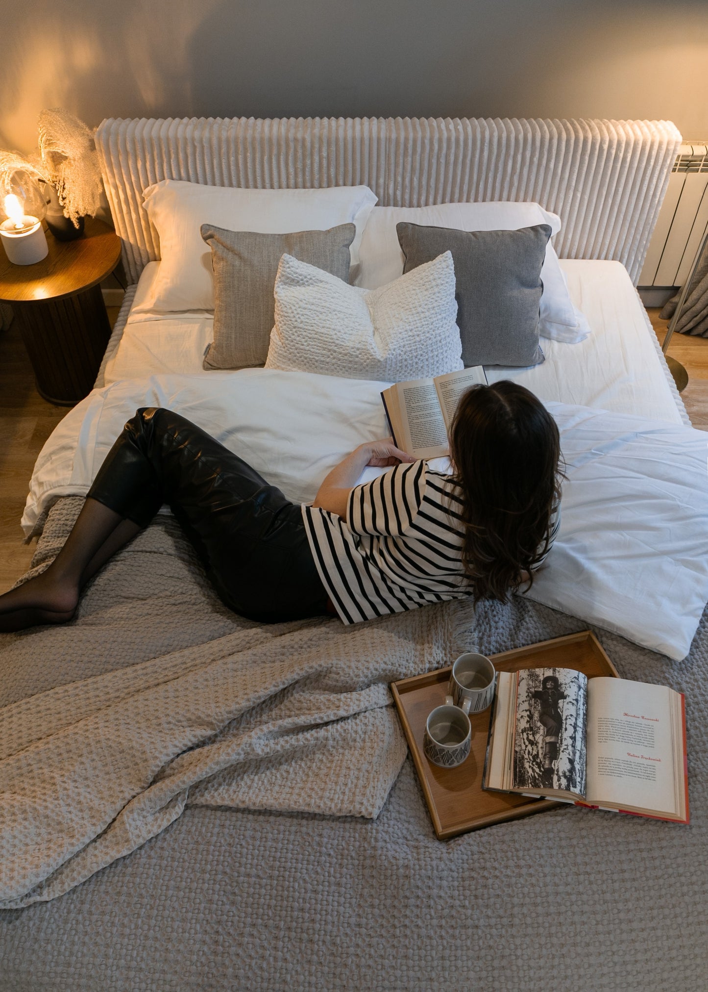 CLIO Mīkstā gulta 140/160/180x200 cm ar glabātuvi, metāla rāmis, krēmkrāsas velvets - N1 Home