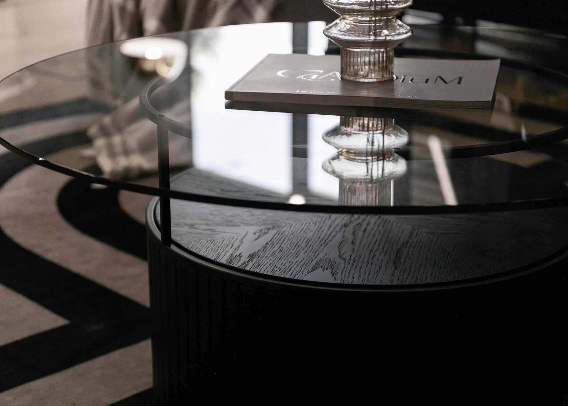 SESAN Apaļš kafijas galdiņš 90x90 cm, stikla virsma/lameles - N1 Home