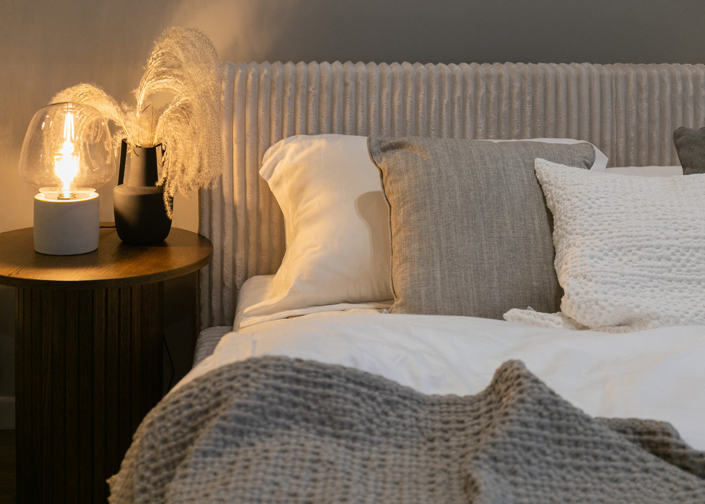 CLIO Mīkstā gulta 140/160/180x200 cm ar glabātuvi, metāla rāmis, krēmkrāsas velvets - N1 Home