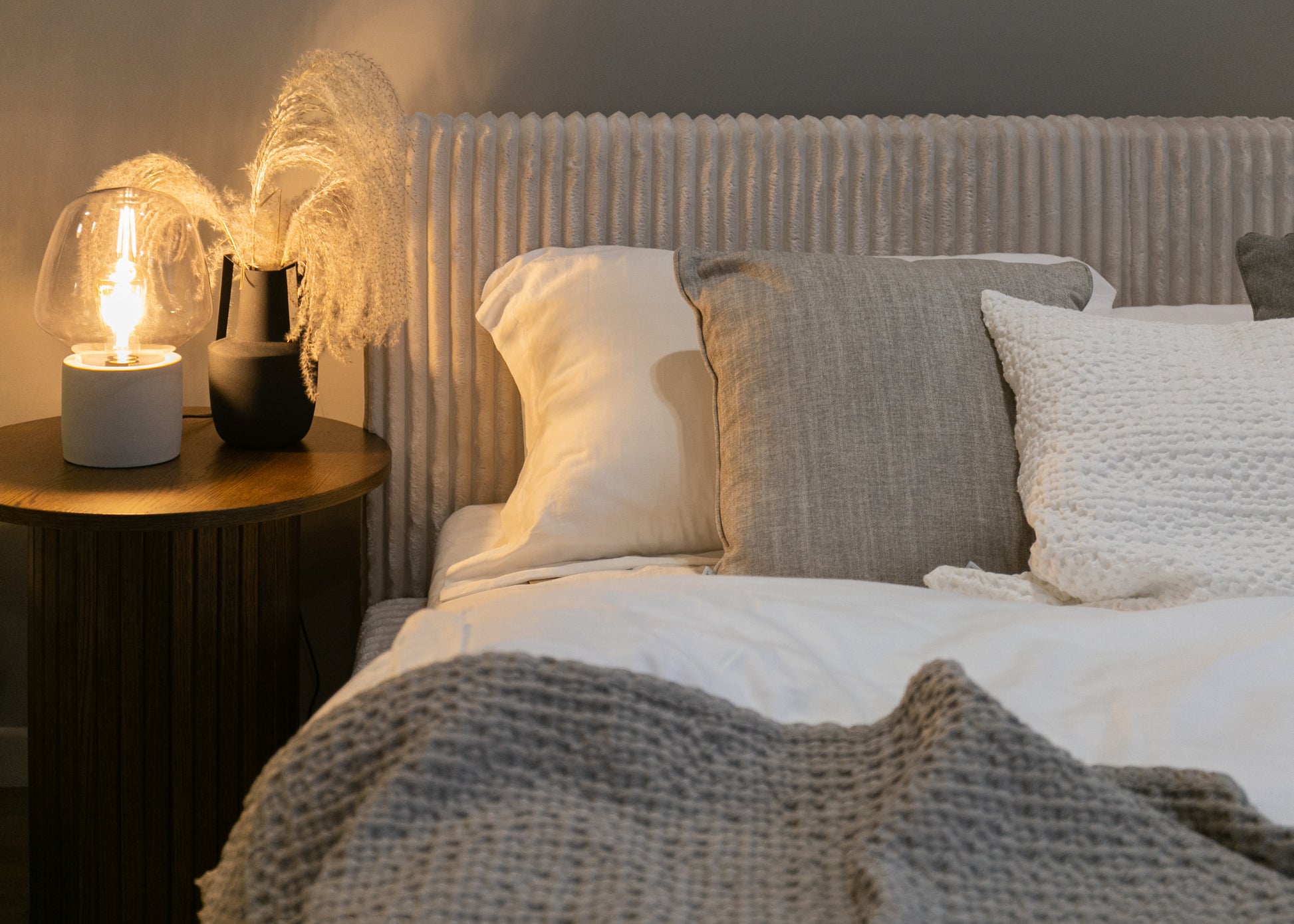 CLIO Mīkstā gulta 140/160/180x200 cm ar glabātuvi, metāla rāmis, krēmkrāsas velvets - N1 Home