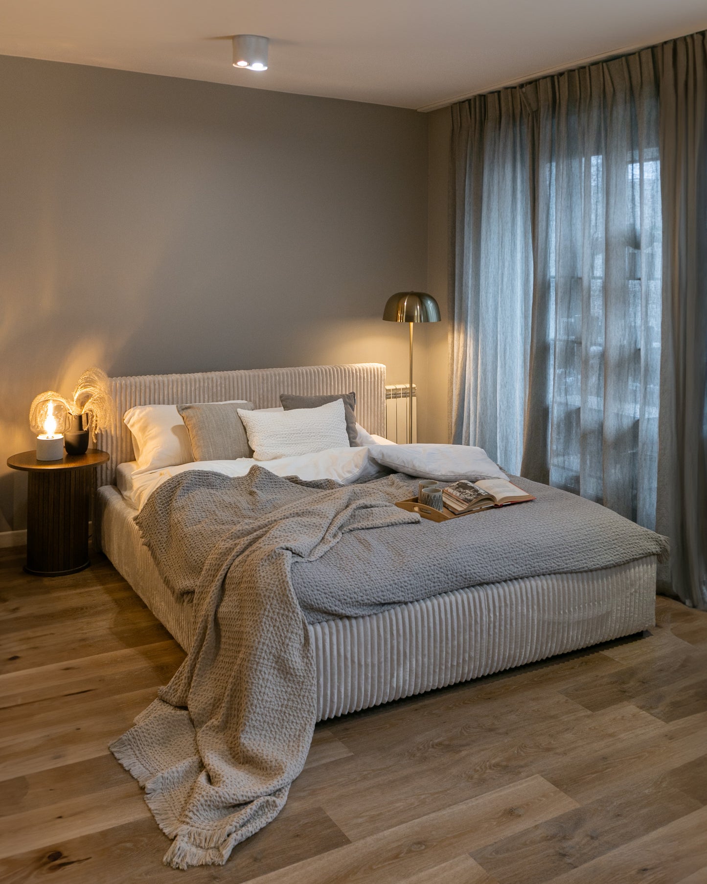 CLIO Mīkstā gulta 140/160/180x200 cm ar glabātuvi, metāla rāmis, krēmkrāsas velvets - N1 Home