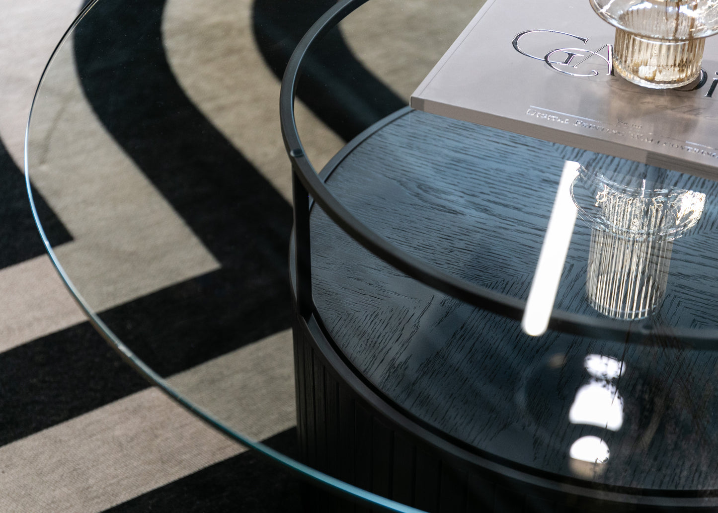 SESAN Apaļš kafijas galdiņš 90x90 cm, stikla virsma/lameles - N1 Home