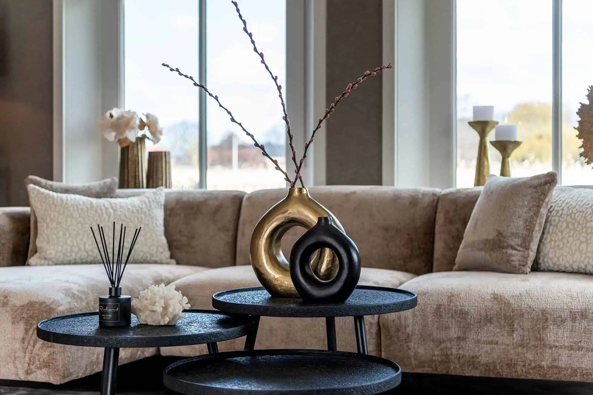 Vāze Richmond Interiors Felice 22/19/7 cm melns - N1 Home