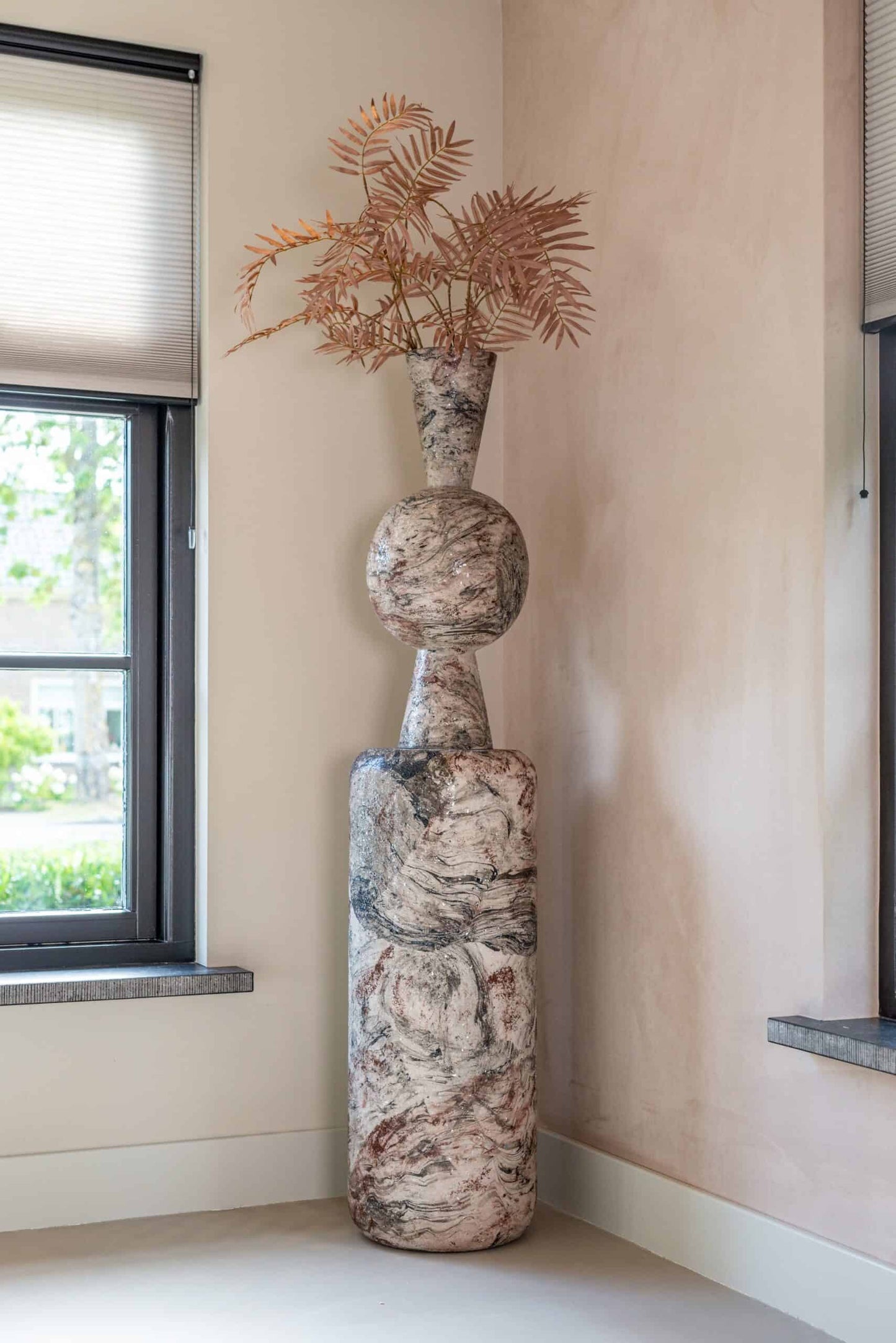 Vāze Florry Richmond Interiors 25/25/64 cm melns/balts