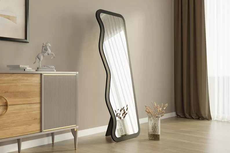 SELE Grīdas spogulis 160x50 cm melnā rāmī ar asimetriskiem viļņiem - N1 Home