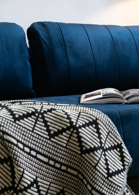 LEVA Tumši zils trīsvietīgs dīvāns ar konteineru, no hidrofobiskā velūra auduma, melnām kājām - N1 Home