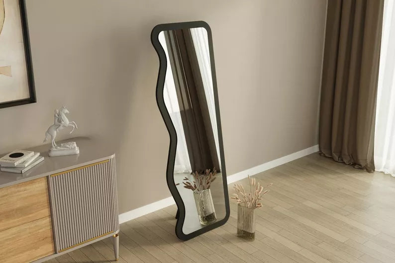 SELE Grīdas spogulis 160x50 cm melnā rāmī ar asimetriskiem viļņiem - N1 Home