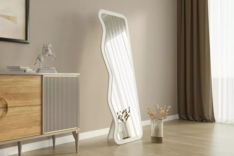 SELE Grīdas spogulis 160x50 cm baltā rāmī ar asimetriskiem viļņiem - N1 Home