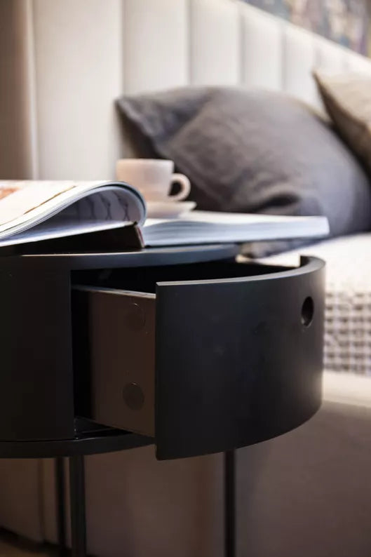 RAVA Apaļš melns naktsgaldiņš ar atvilktni - N1 Home