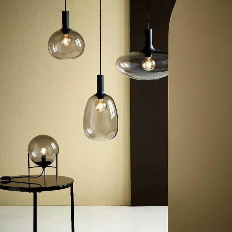 TONLA Galda lampa, pelēks stikls uz melnas pamatnes - N1 Home