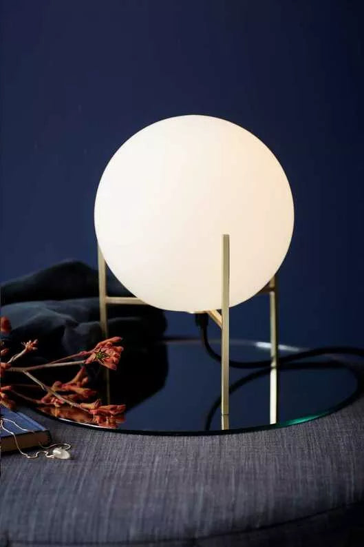 TONLA Galda lampa, pienbalts stikls uz zelta pamata - N1 Home