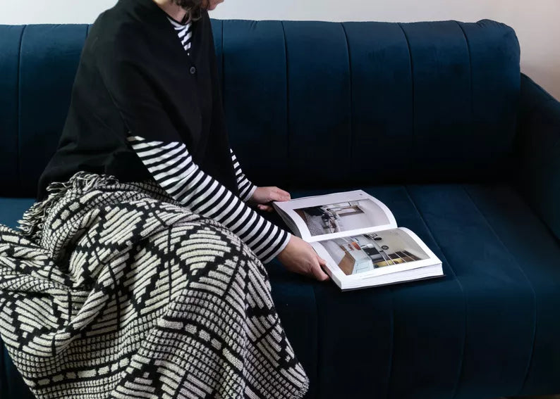 LEVA Tumši zils trīsvietīgs dīvāns ar konteineru, no hidrofobiskā velūra auduma, melnām kājām - N1 Home