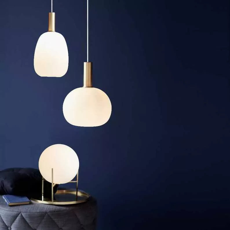 TONLA Galda lampa, pienbalts stikls uz zelta pamata - N1 Home