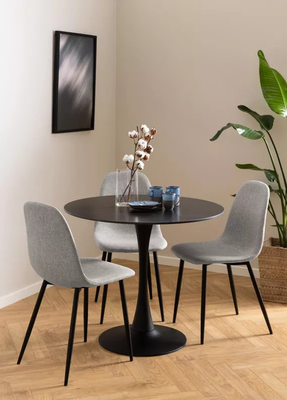 MONS Gaiši pelēks polsterēts krēsls ar melnām metāla kājām - N1 Home