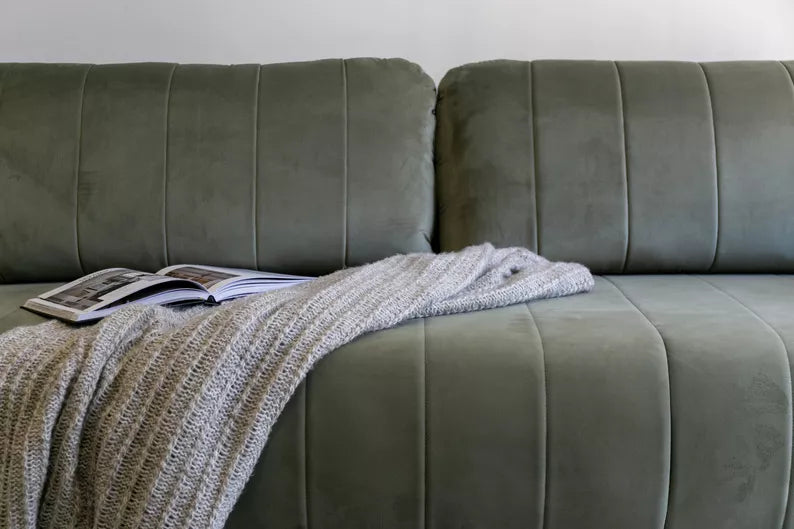 LEVA Zaļš trīsvietīgs dīvāns ar konteineru, no hidrofobiskā velūra auduma, melnām kājām - N1 Home