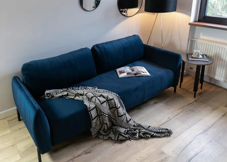 LEVA Tumši zils trīsvietīgs dīvāns ar konteineru, no hidrofobiskā velūra auduma, melnām kājām - N1 Home